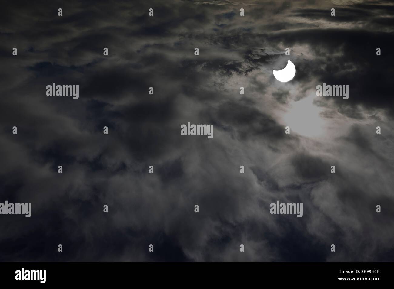 éclipse solaire 2022 ciel sombre avec ombre de la Lune au-dessus du Soleil Banque D'Images