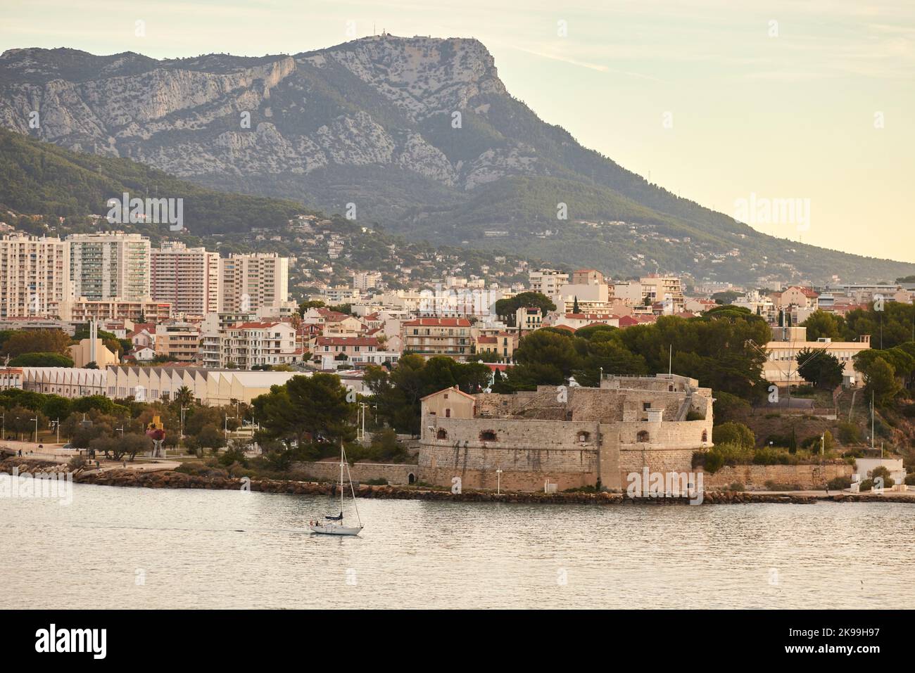 Ville portuaire de Toulon sur la côte méditerranéenne du sud de la France, la Tour Royale, fort de la Défense historique Banque D'Images
