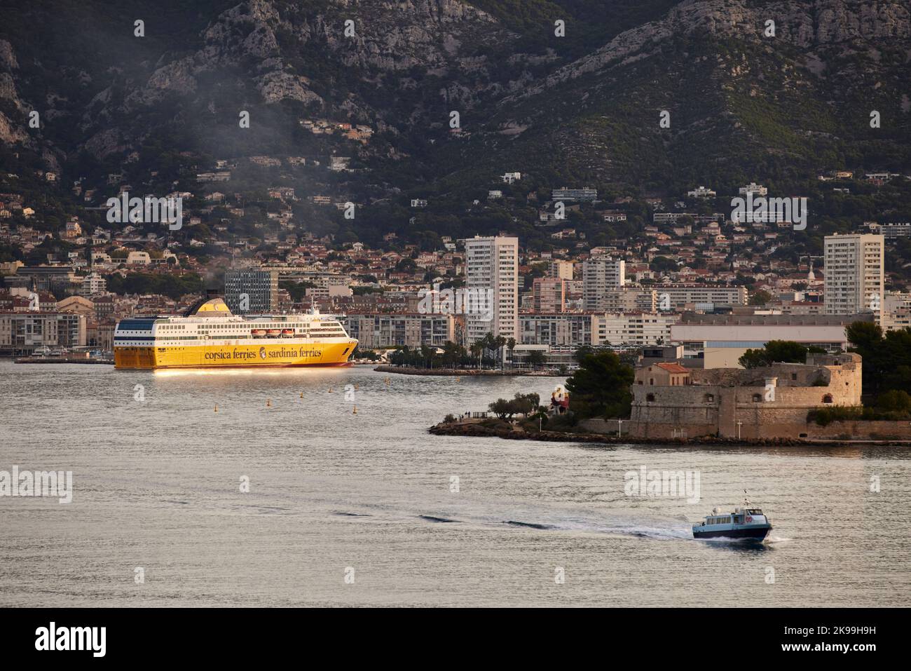 Ville portuaire de Toulon sur la côte méditerranéenne du sud de la France, Ferries Corse - Sardaigne Ferries entrant dans le port Banque D'Images