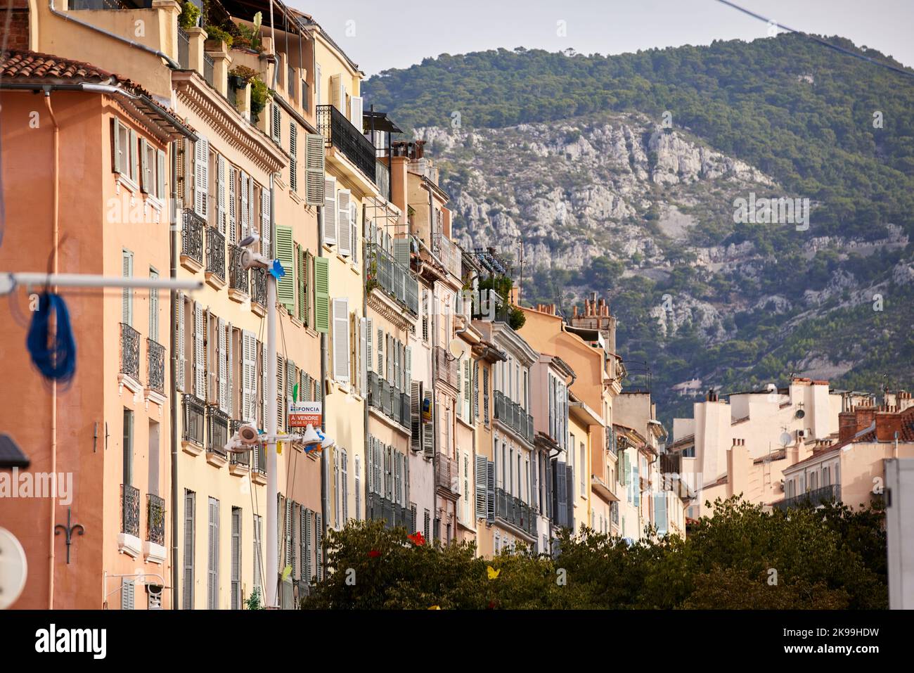 Port de Toulon sur la côte méditerranéenne du sud de la France, appartements typiques avec balcon, fenêtres et volets Banque D'Images