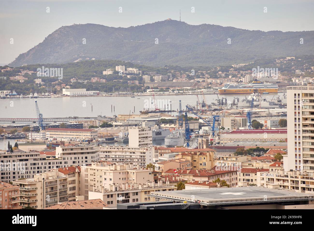 Ville portuaire de Toulon sur la côte méditerranéenne du sud de la France, zone portuaire Banque D'Images