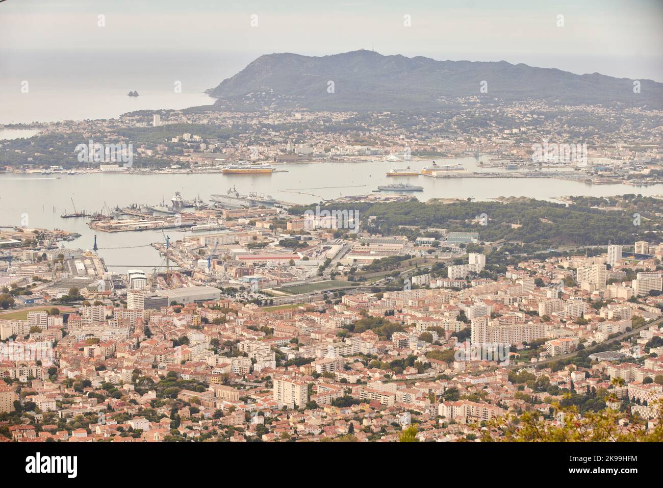 Ville portuaire de Toulon sur la côte méditerranéenne du sud de la France, zone portuaire et horizon du centre-ville Banque D'Images