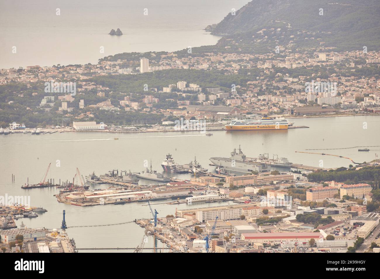 Ville portuaire de Toulon sur la côte méditerranéenne du sud de la France, port d'en haut Banque D'Images