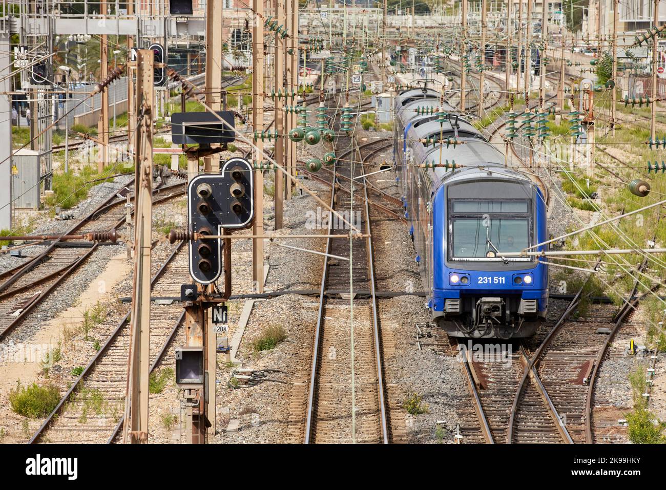 Ville portuaire de Toulon sur la côte méditerranéenne du sud de la France, train à impériale SNCF 231 511 Banque D'Images