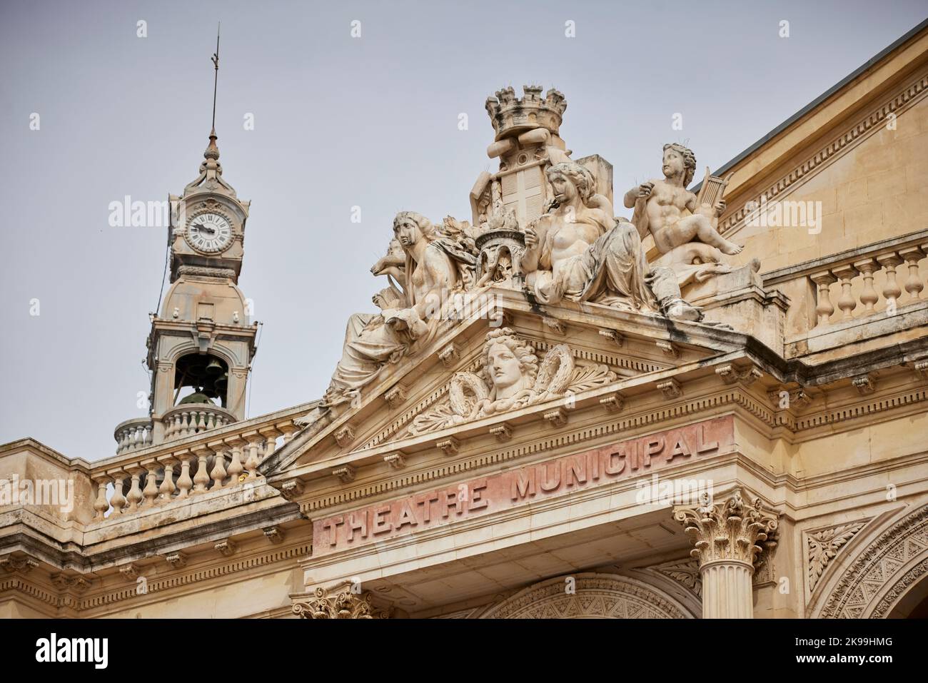 Ville portuaire de Toulon sur la côte méditerranéenne du sud de la France, Opéra de Toulon théâtre opéra sculptures sur le toit Banque D'Images