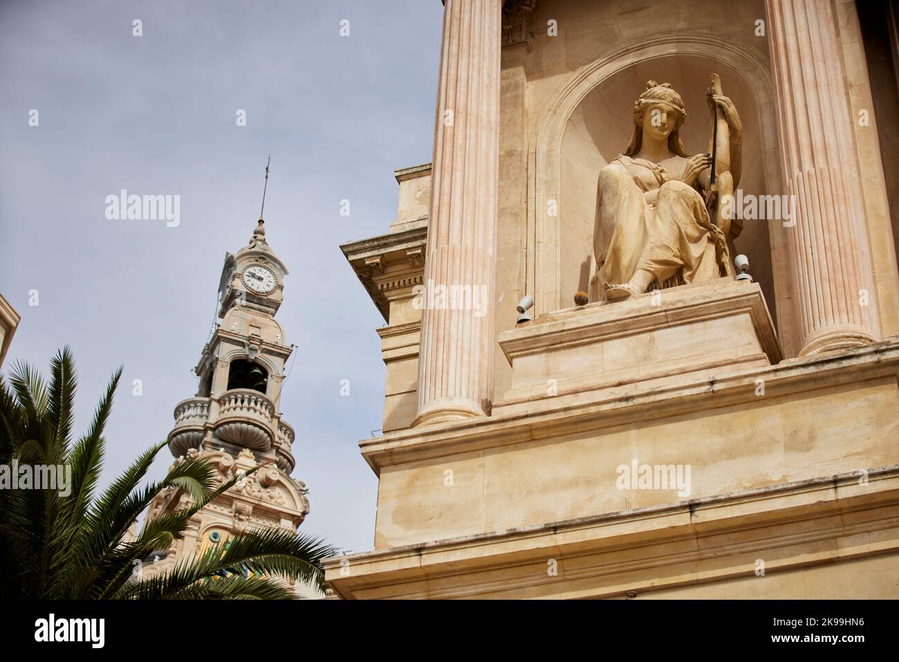 Ville portuaire de Toulon sur la côte méditerranéenne du sud de la France, Opéra de Toulon théâtre opéra sculptures sur le toit Banque D'Images
