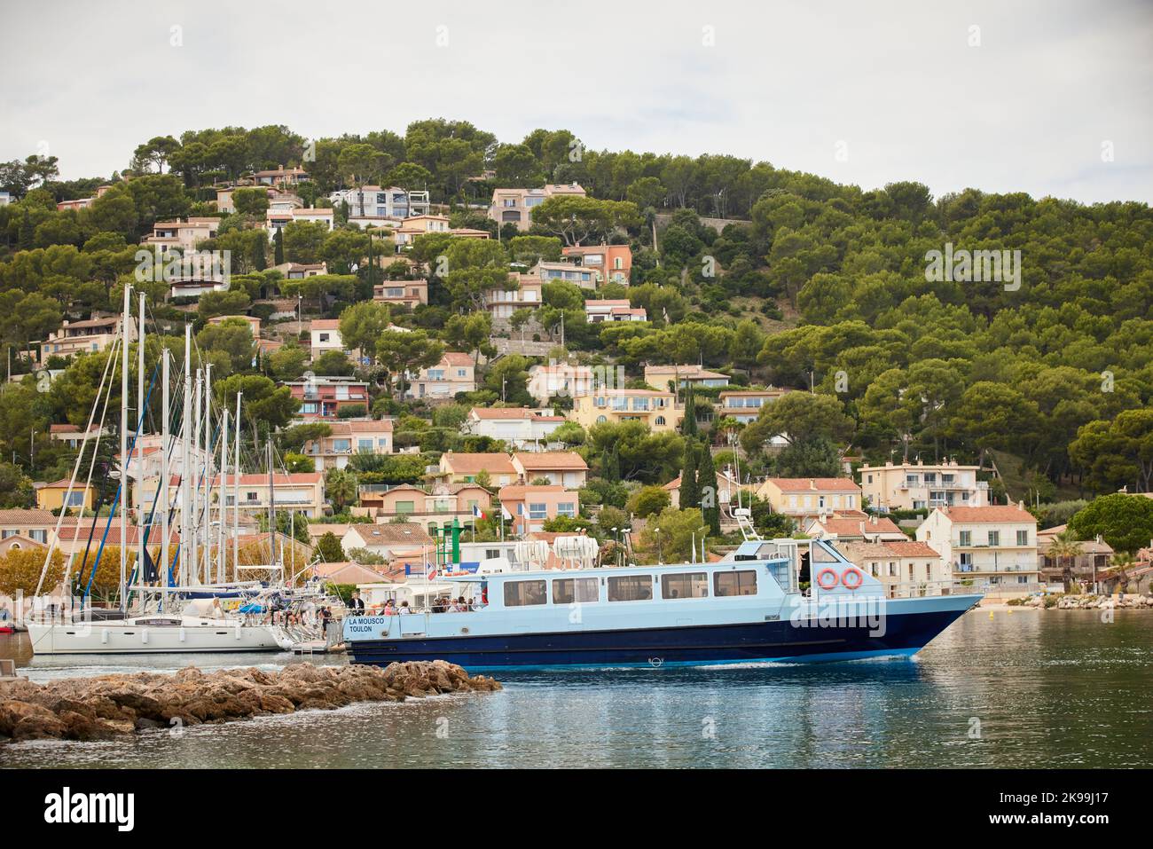Ville portuaire de Toulon sur la côte méditerranéenne du sud de la France, port de plaisance de Saint-Mandrier Banque D'Images