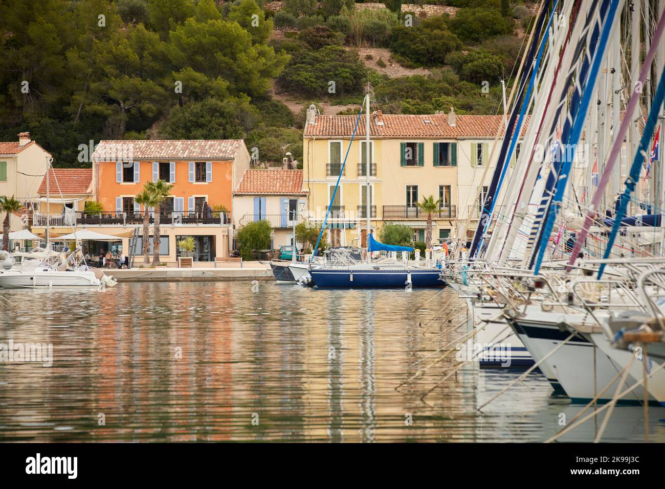 Ville portuaire de Toulon sur la côte méditerranéenne du sud de la France, port de plaisance de Saint-Mandrier Banque D'Images