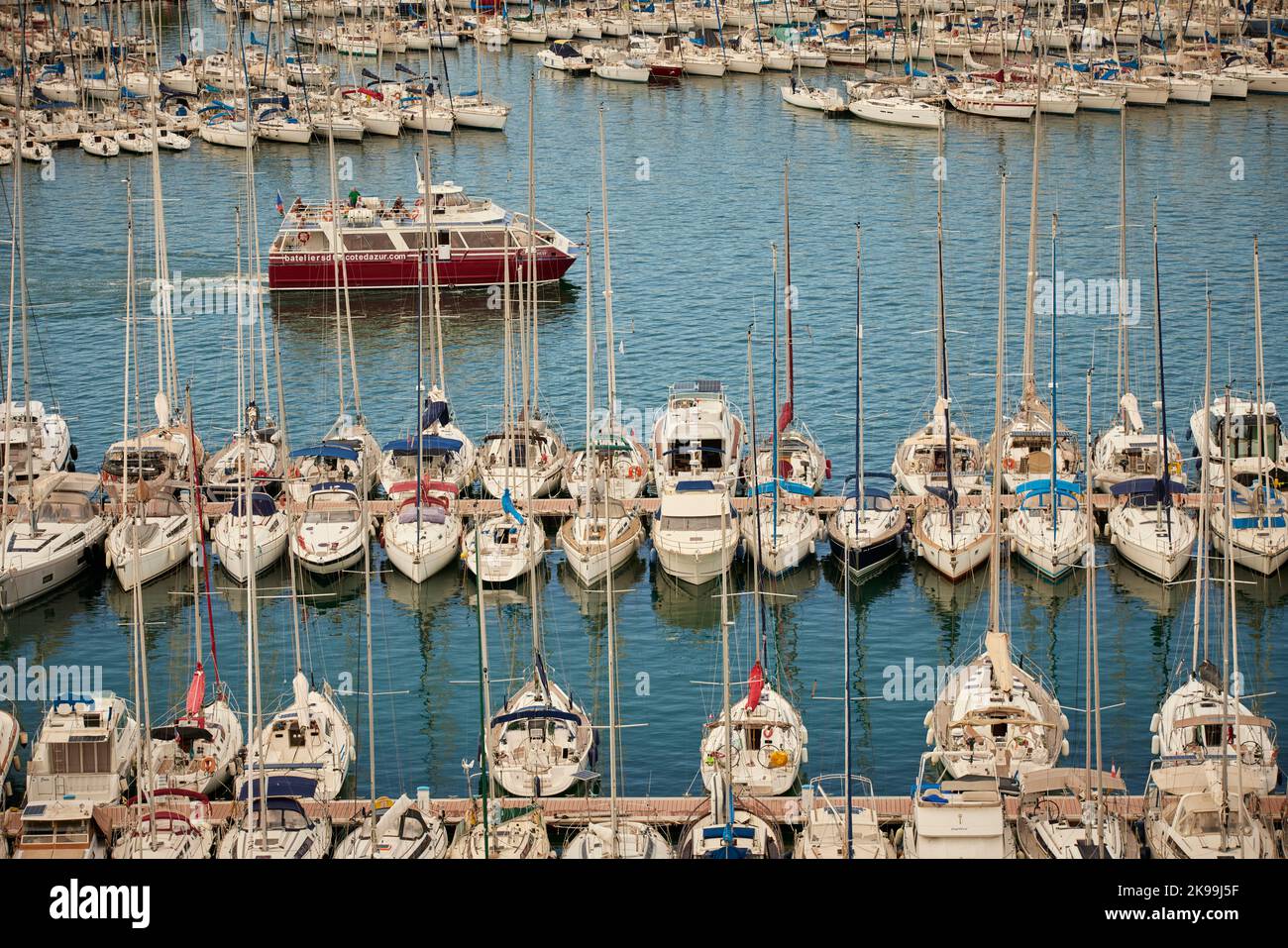 Ville portuaire de Toulon sur la côte méditerranéenne du sud de la France, port de plaisance Banque D'Images