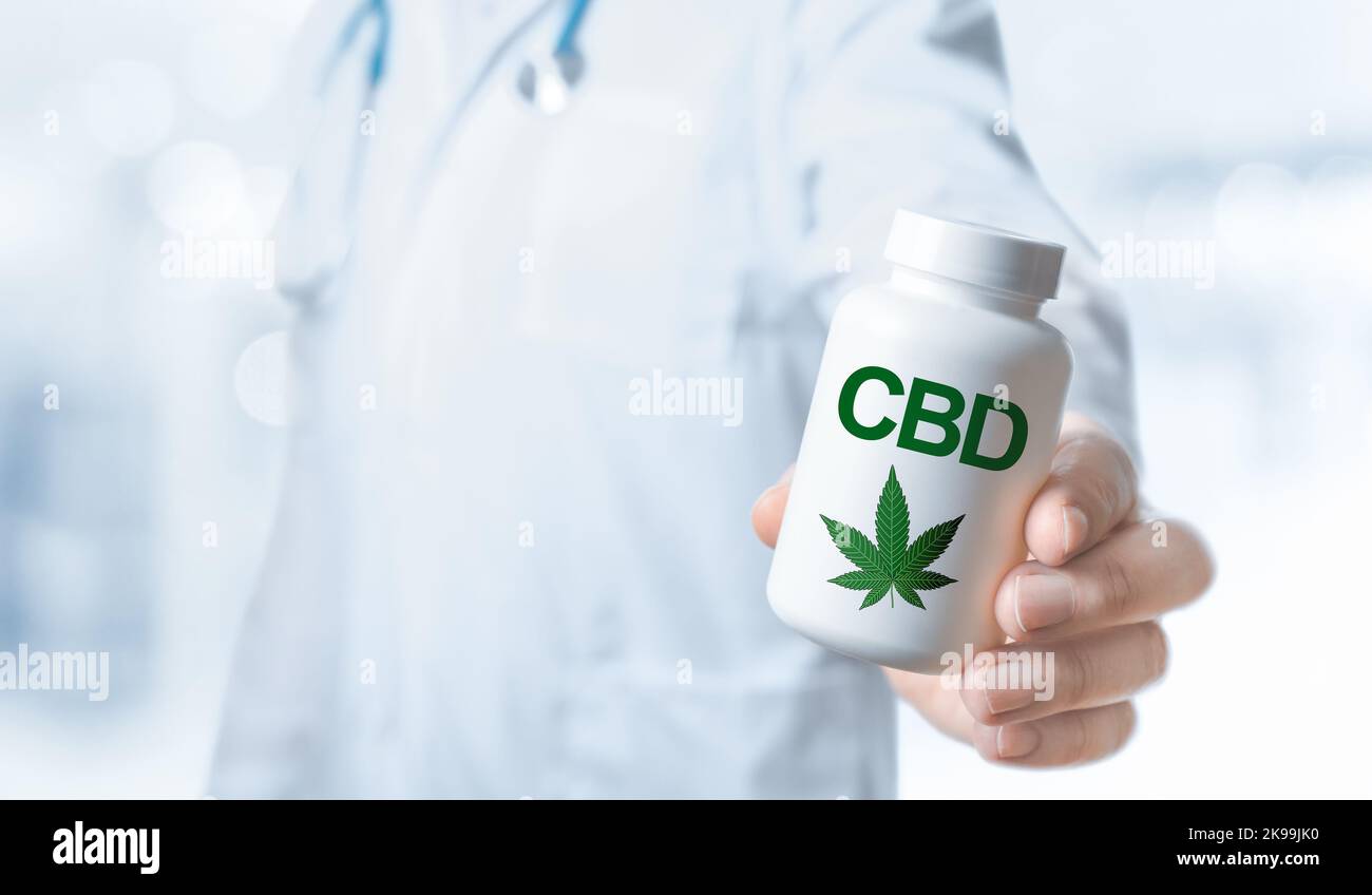 Suppléments de CBD pour la santé humaine. Le médecin recommande de prendre le CBD. Le médecin donne le CBD. Cannabis marijuana cannabis cannabis concept scientifique des soins de santé. Médecin h Banque D'Images