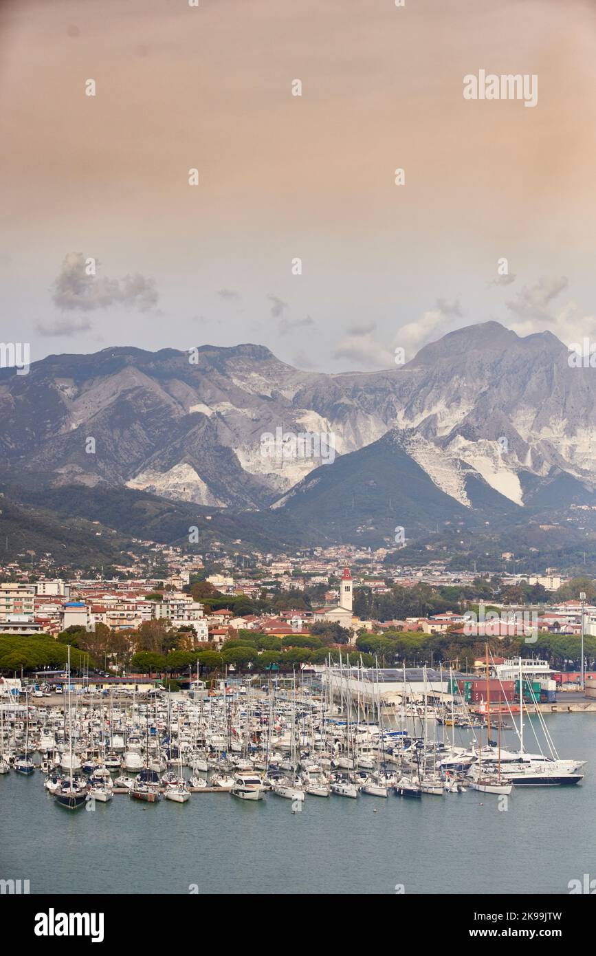 Port de la ville Marina di Carrara, Toscane, Italie, centre-ville de la marina et les Alpes Apuanes Banque D'Images