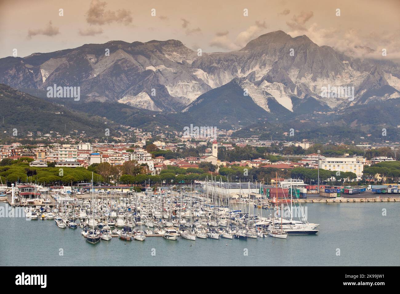 Port de la ville Marina di Carrara, Toscane, Italie, centre-ville de la marina et les Alpes Apuanes Banque D'Images