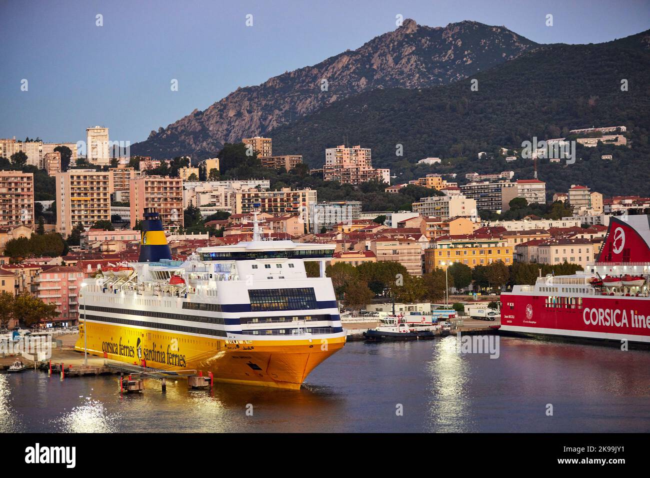 Port ville Ajaccio capitale de la Corse, île française en mer Méditerranée. Marian et port de ferry Banque D'Images