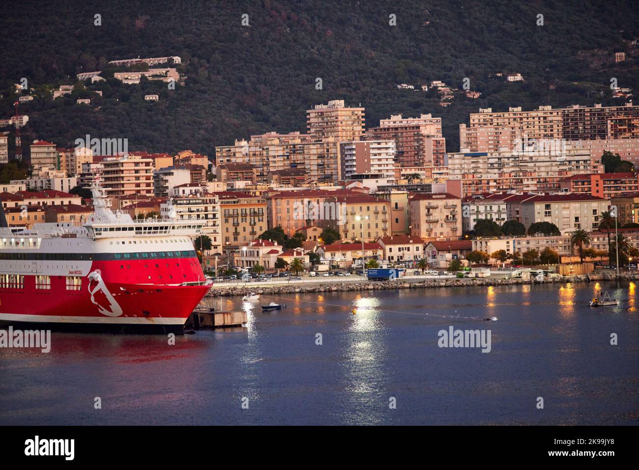 Port ville Ajaccio capitale de la Corse, île française en mer Méditerranée. Marian et port de ferry Banque D'Images