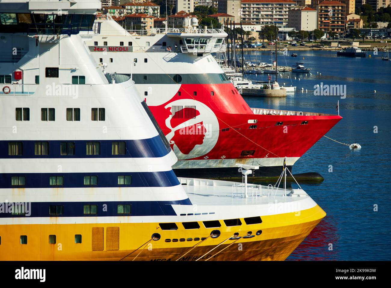 Port ville Ajaccio capitale de la Corse, île française en mer Méditerranée. Marian et port de ferry Jean Nicoli, ferry Corsica Linea et Corsica Ferri Banque D'Images