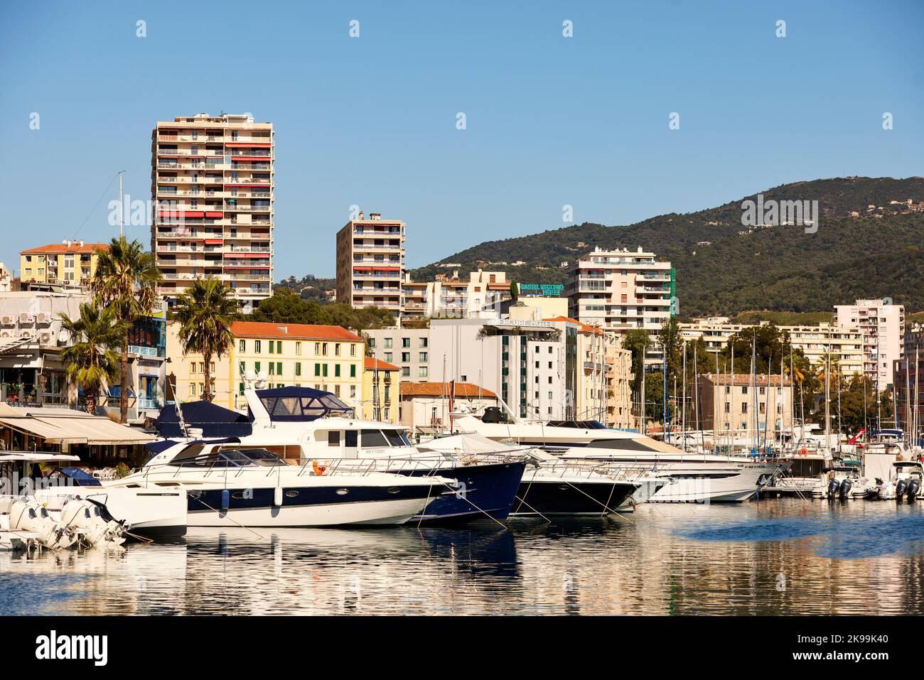 Port ville Ajaccio capitale de la Corse, île française en mer Méditerranée. Tours d'appartements typiques à la marina Banque D'Images