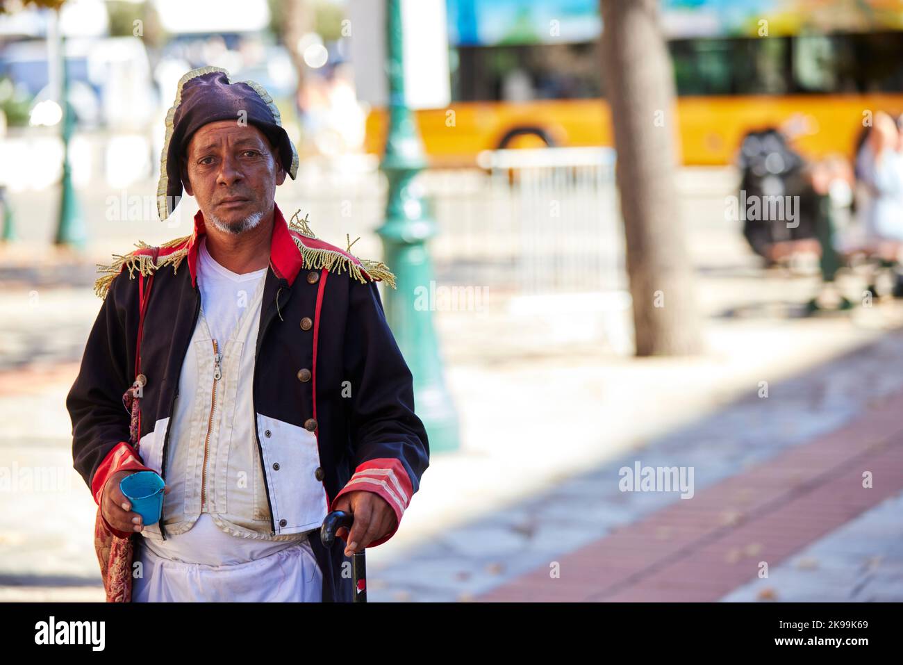 Port ville Ajaccio capitale de la Corse, île française en mer Méditerranée. Mendiant vêtu de Napoléon Banque D'Images
