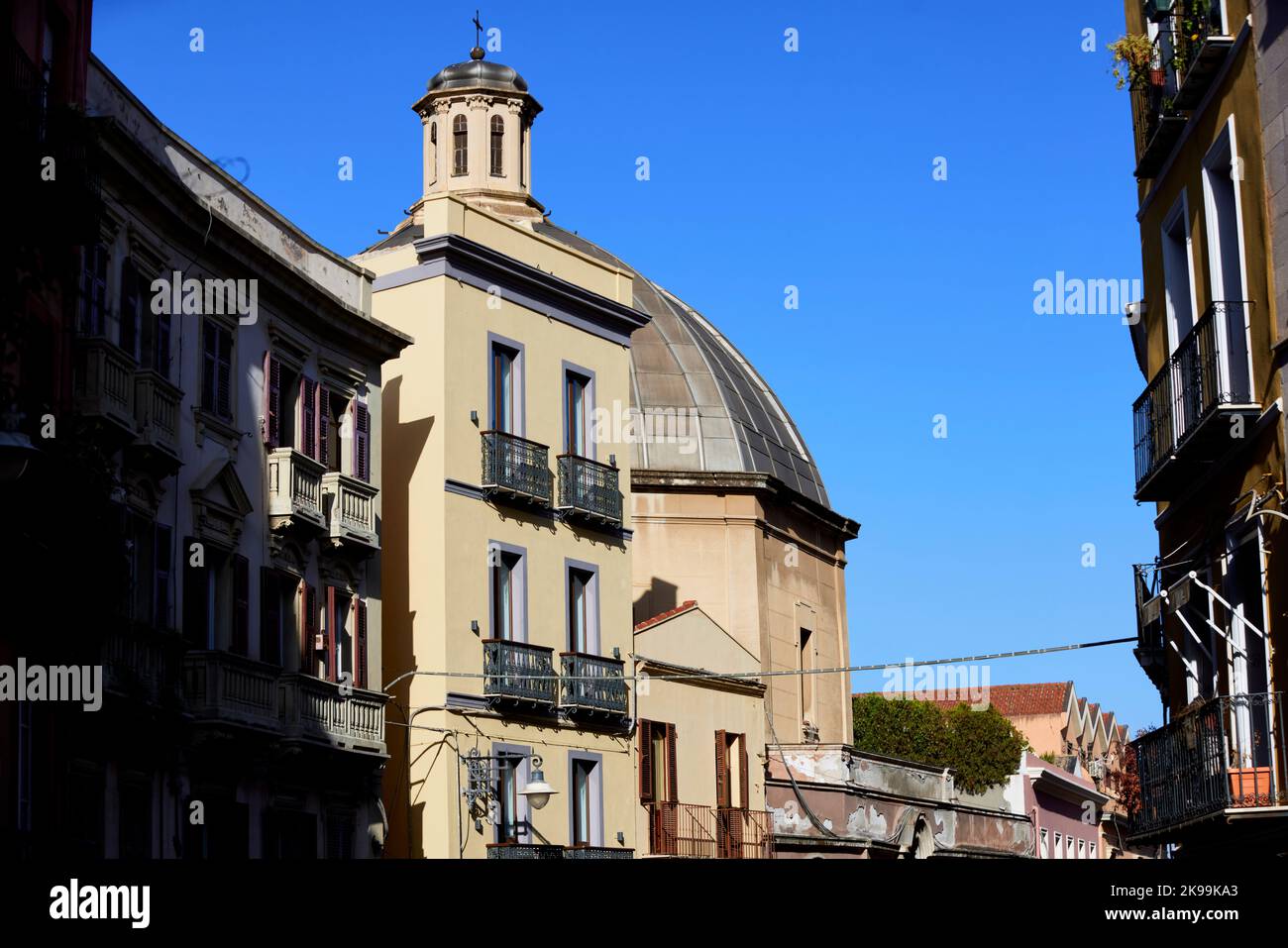 Ville portuaire de Cagliari capitale de l'île méditerranéenne italienne de Sardaigne. Banque D'Images