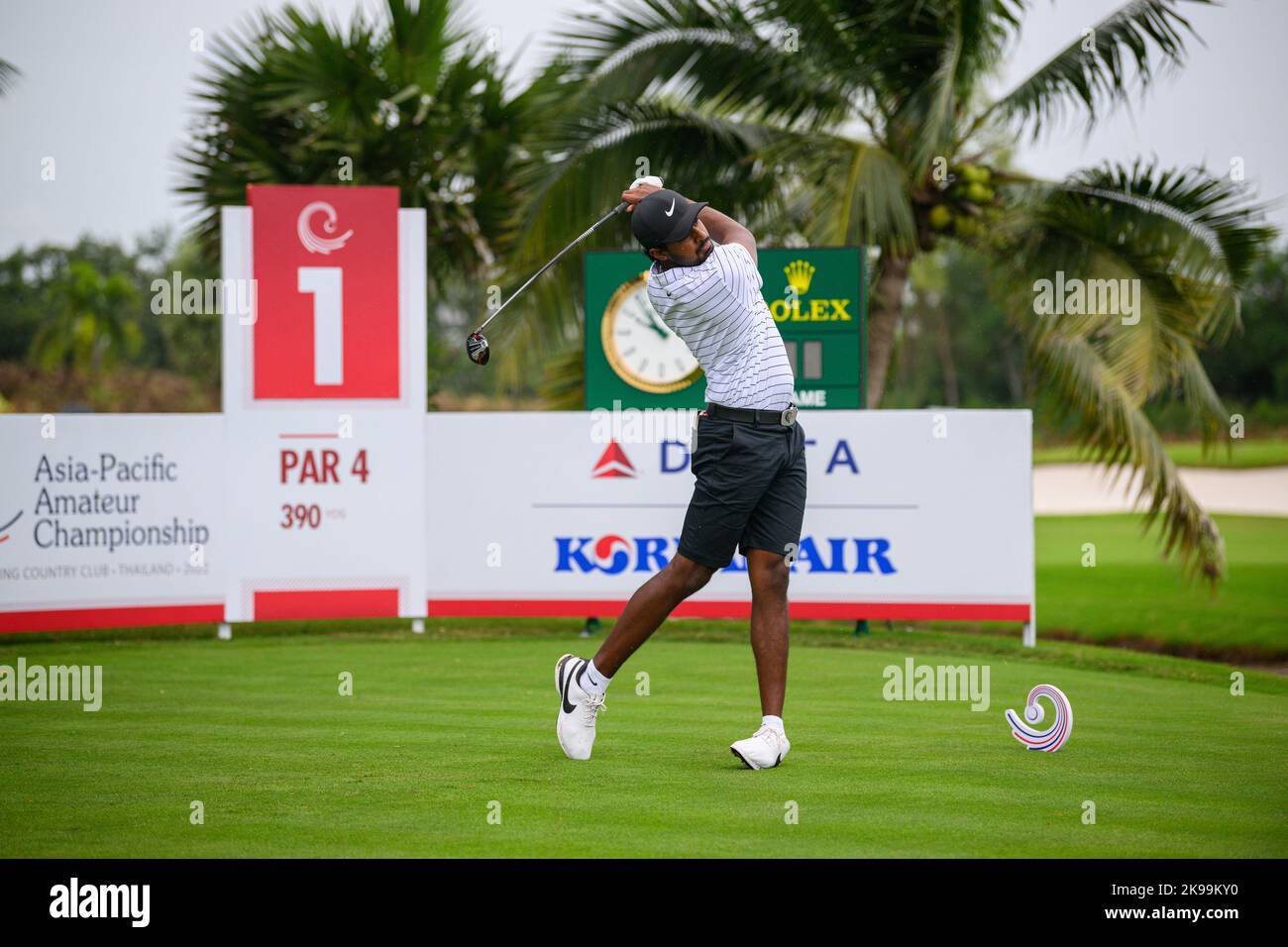 Chonburi, THAÏLANDE. 27th octobre 2022. Khavish Varadan, de MALAISIE, est parti au trou 1 (son 10th) lors de la ronde 1st des Championnats d'amateur de l'Asie-Pacifique 2022 au Amata Spring Country Club, Chanburi, THAÏLANDE. Credit: Jason Butler/Alay Live News. Banque D'Images
