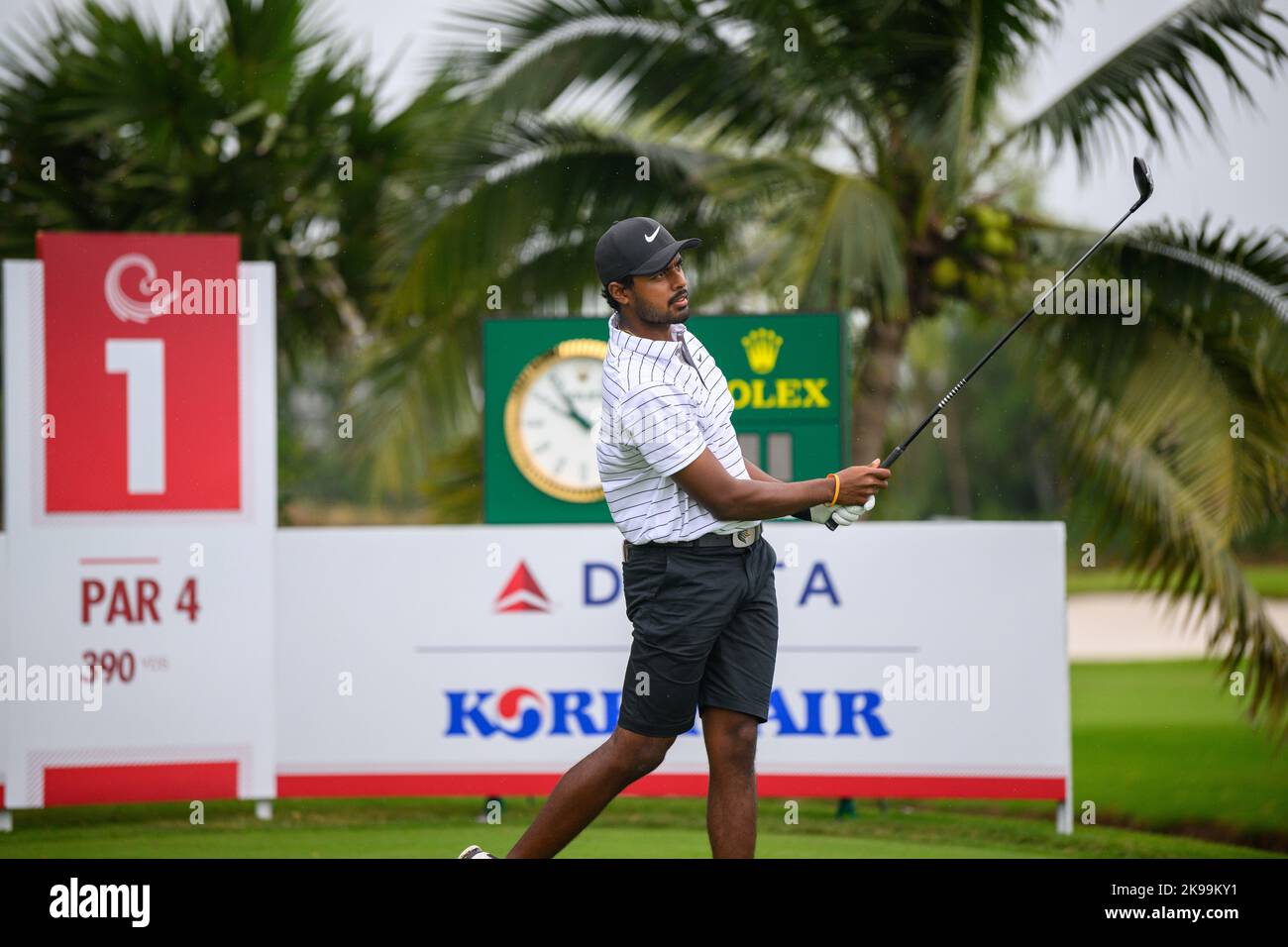 Chonburi, THAÏLANDE. 27th octobre 2022. Khavish Varadan, de MALAISIE, est parti au trou 1 (son 10th) lors de la ronde 1st des Championnats d'amateur de l'Asie-Pacifique 2022 au Amata Spring Country Club, Chanburi, THAÏLANDE. Credit: Jason Butler/Alay Live News. Banque D'Images