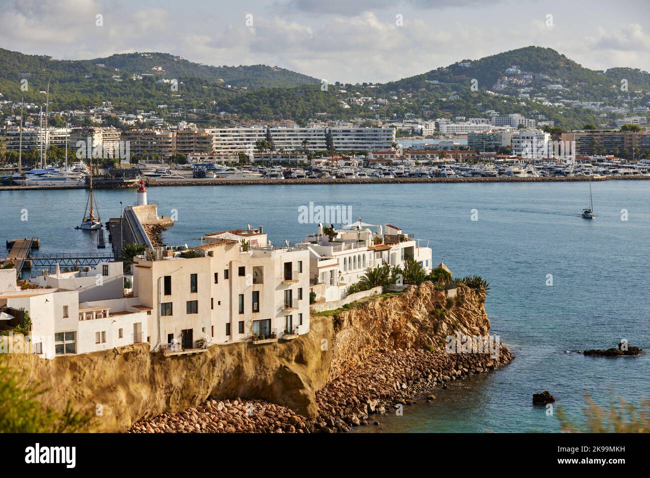 Port ville Ibiza Iles Baléares, Espagne Mer méditerranée, bâtiments dans la vieille ville donnant sur le port de plaisance Banque D'Images