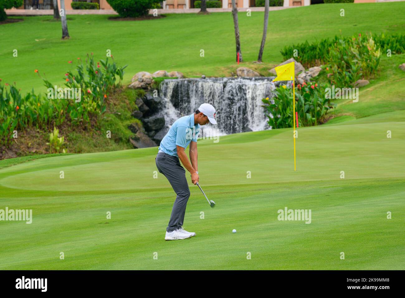 Chonburi, THAÏLANDE. 27th octobre 2022. James Leow de SINGAPOUR pute au trou 18 (son 9th) pendant la ronde 1st des Championnats d'amateur Asie-Pacifique 2022 au Amata Spring Country Club, Chanburi, THAÏLANDE. Leow prendra la tête du club-House à -5 67. Crédit : Jason Butler/Alay Live News. Banque D'Images