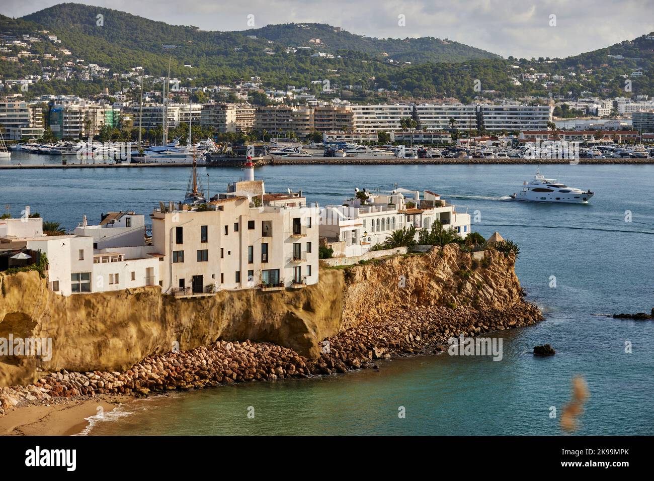 Port ville Ibiza Iles Baléares, Espagne Mer méditerranée, bâtiments dans la vieille ville donnant sur le port de plaisance Banque D'Images