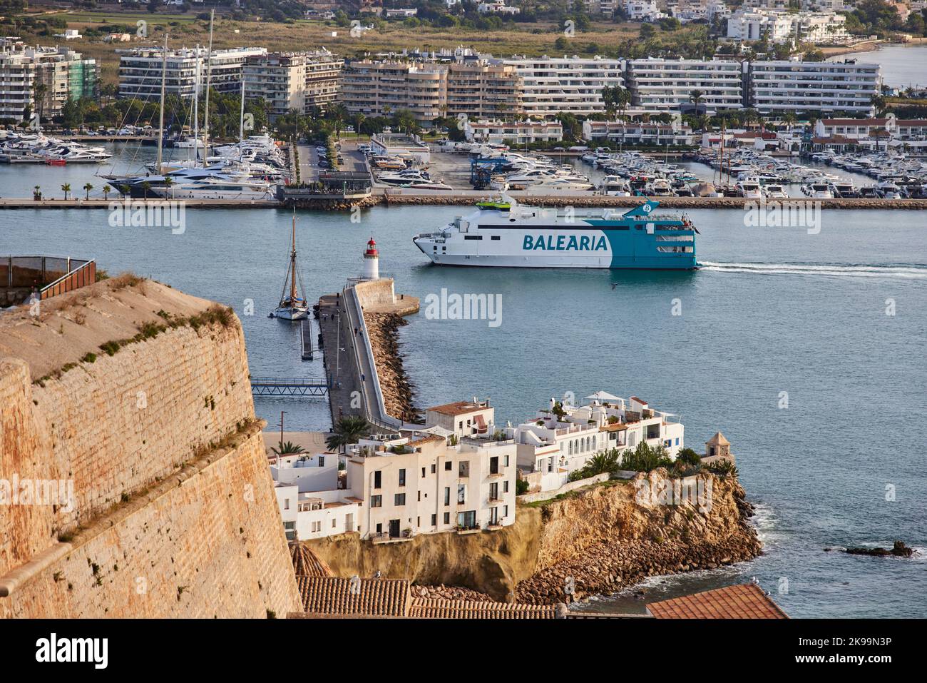 Port ville Ibiza Iles Baléares, Espagne Mer méditerranée, bâtiments dans la vieille ville donnant sur le port de plaisance Banque D'Images
