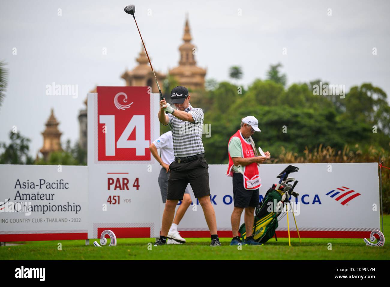 Chonburi, THAÏLANDE. 27th octobre 2022. Jimmy Hydes, de LA NOUVELLE-ZÉLANDE, est parti au trou 14 (son 5th) lors de la ronde 1st des Championnats amateurs de l'Asie-Pacifique 2022 au Amata Spring Country Club, Chanburi, THAÏLANDE. Crédit : Jason Butler/Alay Live News. Banque D'Images