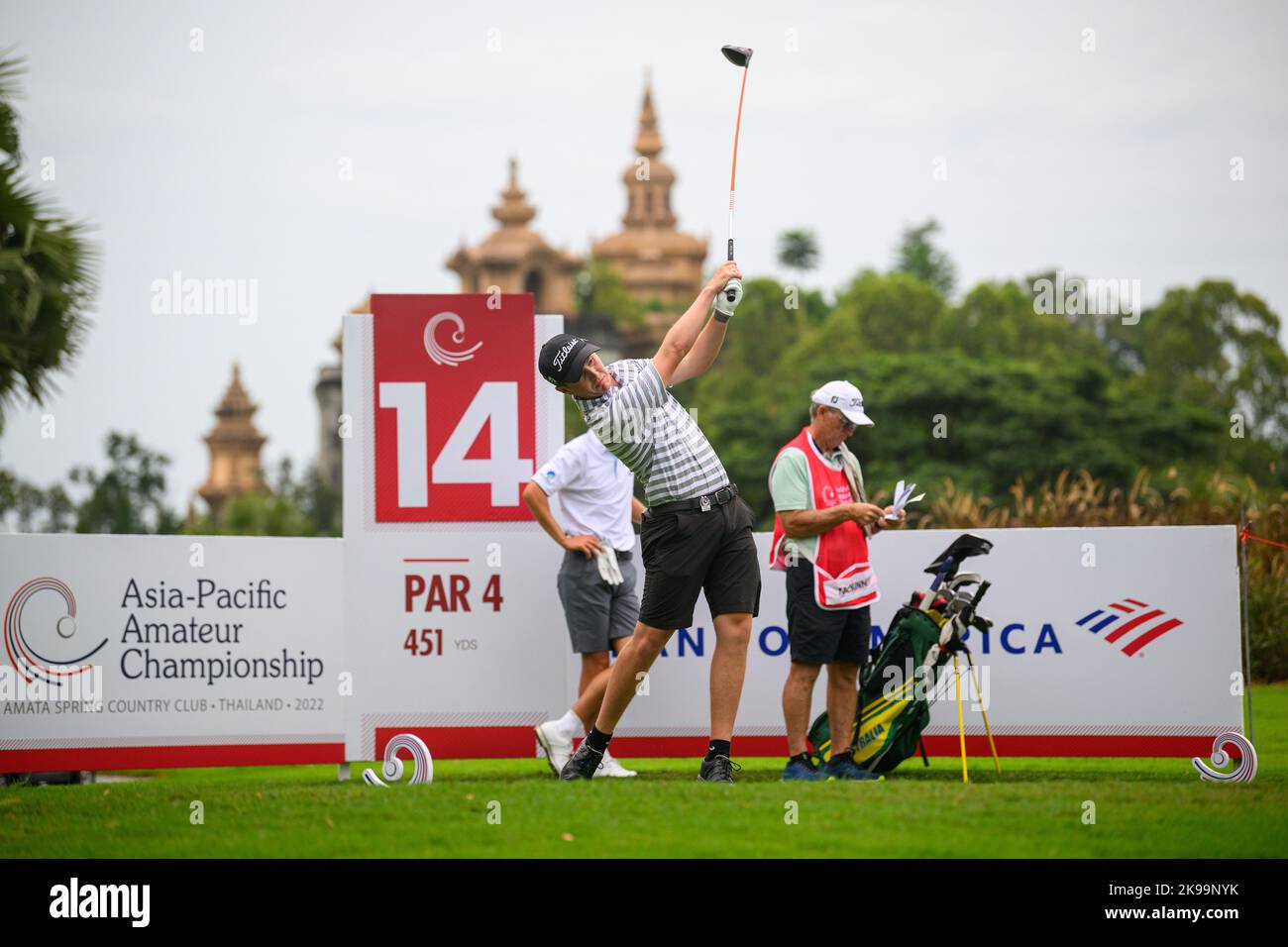 Chonburi, THAÏLANDE. 27th octobre 2022. Jimmy Hydes, de LA NOUVELLE-ZÉLANDE, est parti au trou 14 (son 5th) lors de la ronde 1st des Championnats amateurs de l'Asie-Pacifique 2022 au Amata Spring Country Club, Chanburi, THAÏLANDE. Crédit : Jason Butler/Alay Live News. Banque D'Images