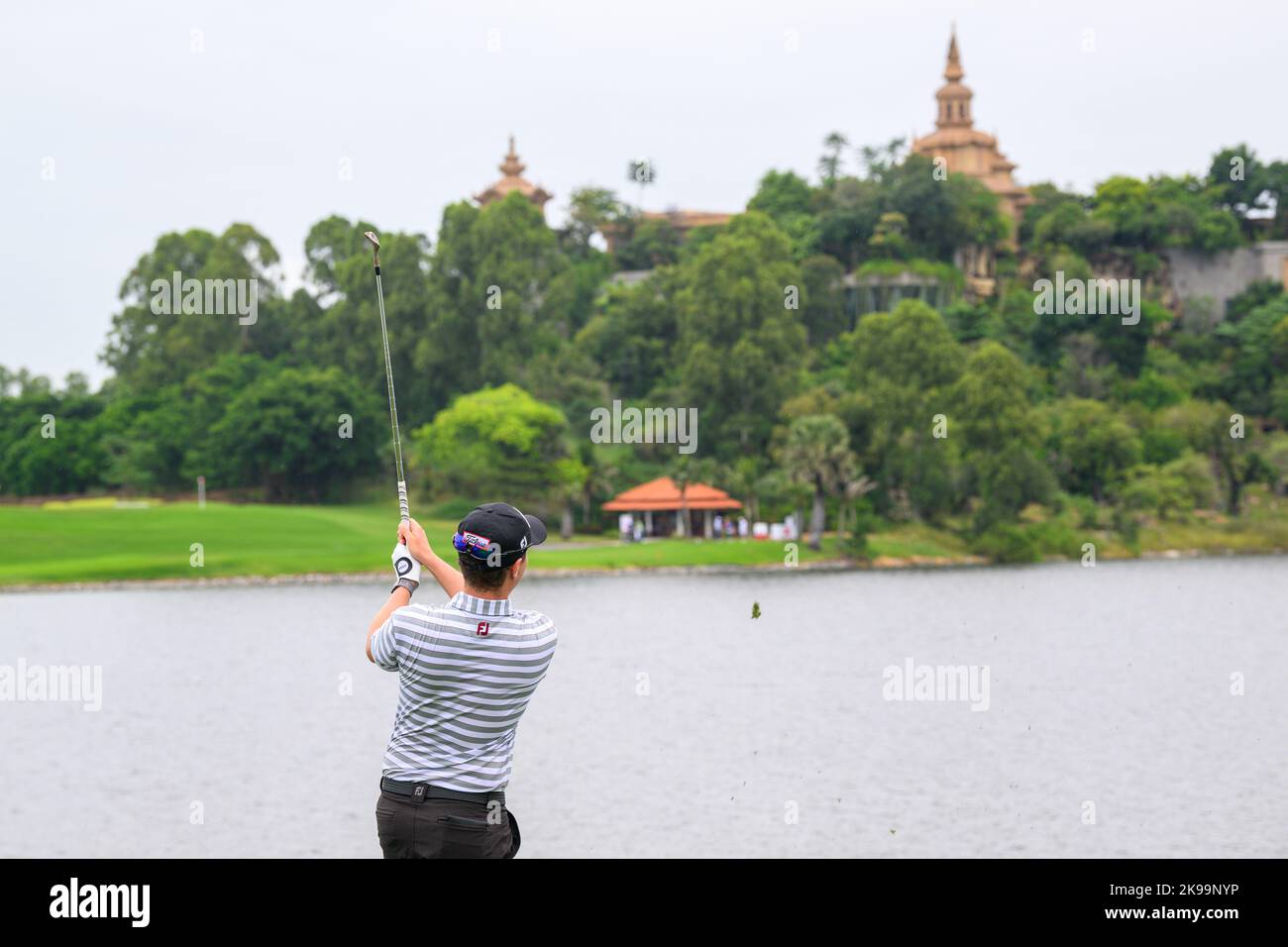 Chonburi, THAÏLANDE. 27th octobre 2022. Jimmy Hydes, de LA NOUVELLE-ZÉLANDE, est parti au court trou 17 (son 8th) lors de la ronde 1st des Championnats amateurs de l'Asie-Pacifique 2022 au Amata Spring Country Club, Chanburi, THAÏLANDE. Crédit : Jason Butler/Alay Live News. Banque D'Images
