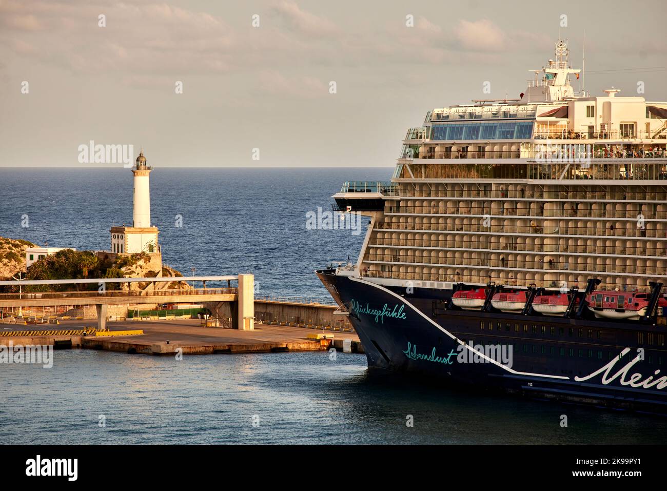 Port ville Ibiza Iles Baléares, Espagne Mer méditerranée, Phare et TUI bateau de croisière Mein Schiff 2 Banque D'Images