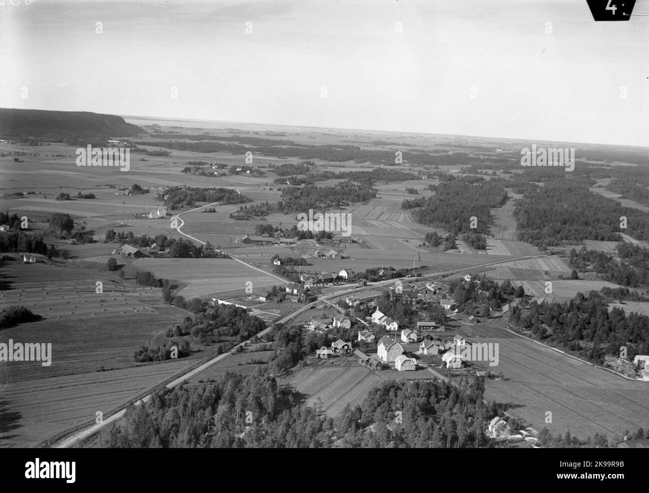 Photo aérienne au-dessus de l'arrêt de station construit en 1916. Maison de station d'un étage en bois, rénovée en 1949 Banque D'Images