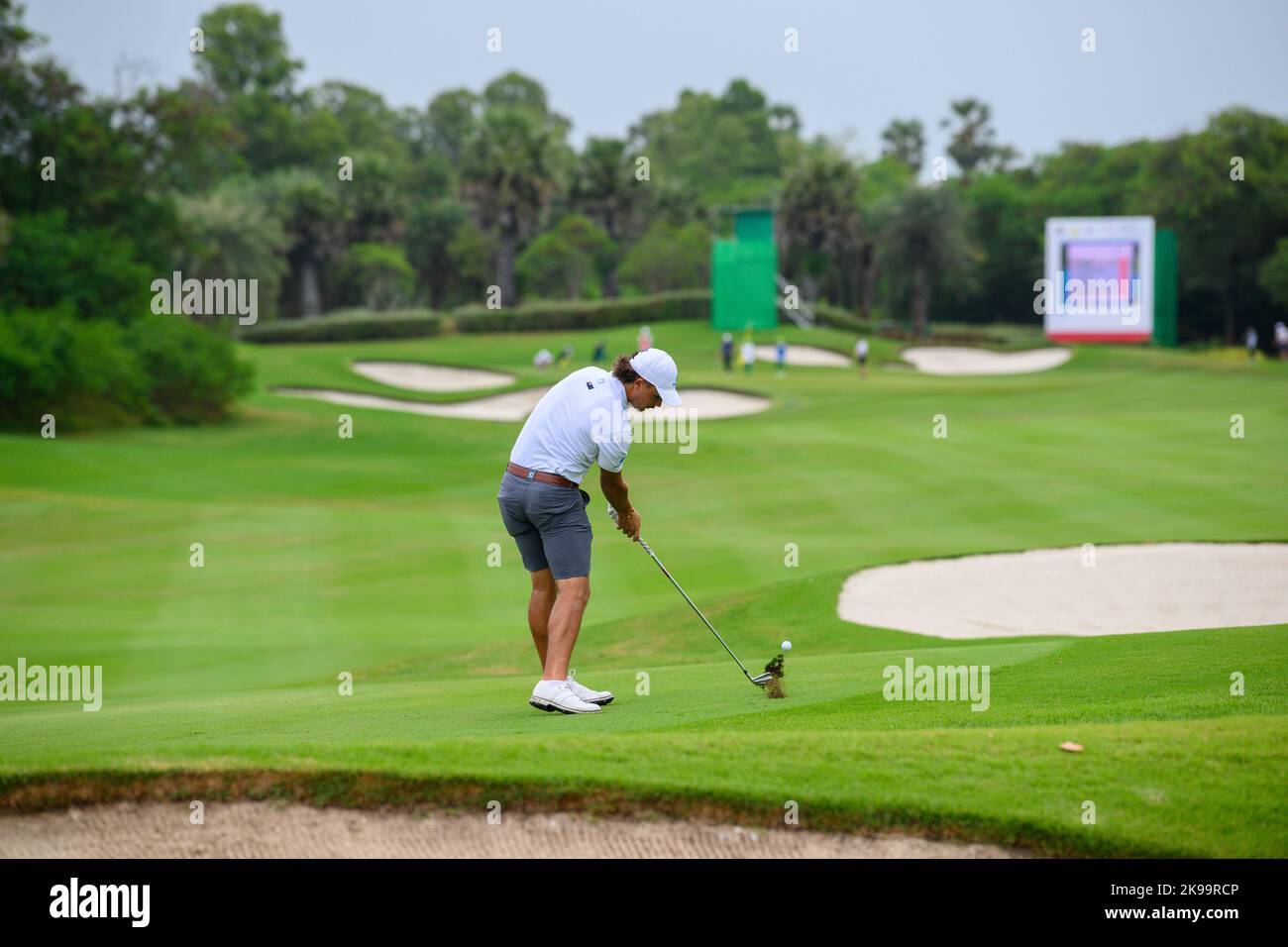 Chonburi, THAÏLANDE. 27th octobre 2022. Harrison Crowe d'AUSTRALIE joue du fairway au trou 16 (son 7th) pendant la ronde 1st du Championnat amateur de l'Asie-Pacifique 2022 au Amata Spring Country Club, Chanburi, THAÏLANDE. Crédit : Jason Butler/Alay Live News. Banque D'Images