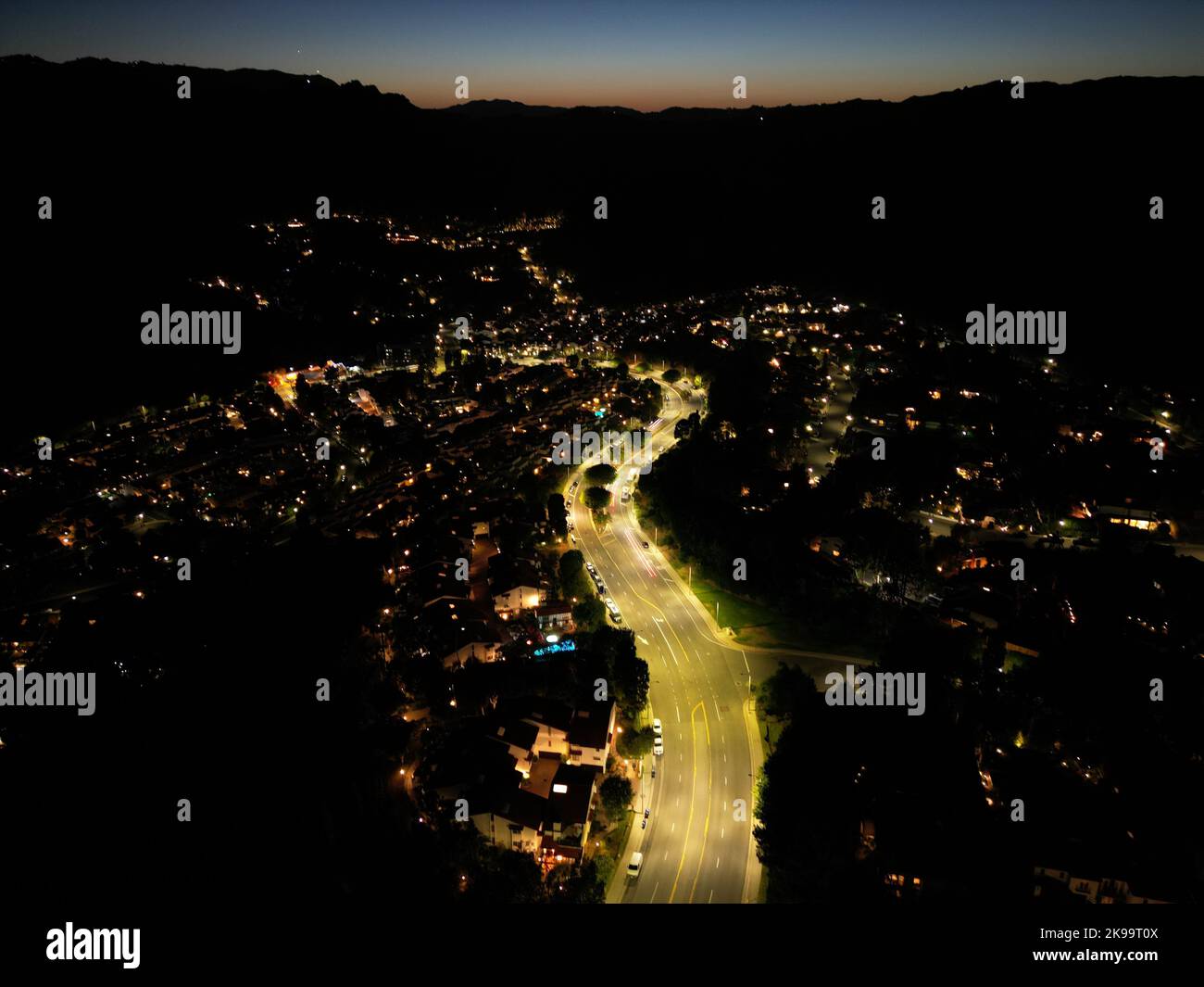 Une vue aérienne du développement du logement Pacific Palisades en Californie pendant la nuit Banque D'Images