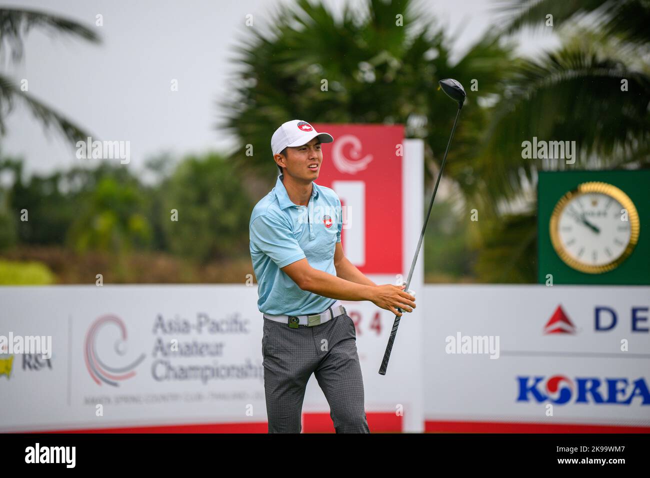 Chonburi, THAÏLANDE. 27th octobre 2022. James Leow, de SINGAPOUR, est parti au trou 1 (son 10th) lors de la manche 1st du Championnat amateur Asie-Pacifique 2022 au Amata Spring Country Club, Chanburi, THAÏLANDE. Leow prendra le premier pavillon en tête sur 5-moins de 67. Crédit : Jason Butler/Alay Live News. Banque D'Images