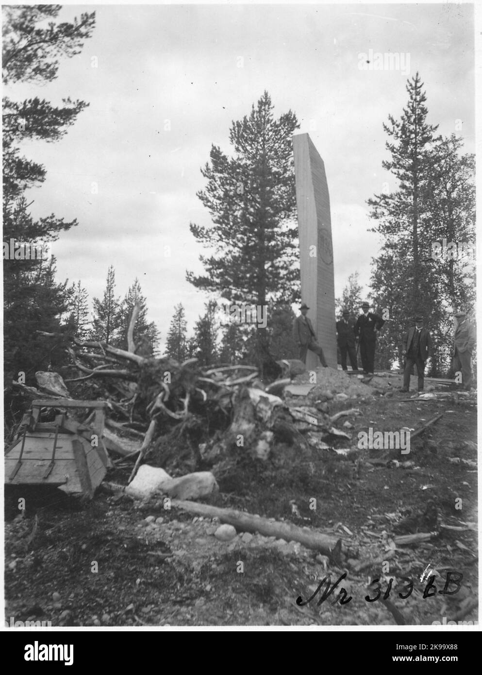 Pierre commémorative à Inlandsbanan. Banque D'Images