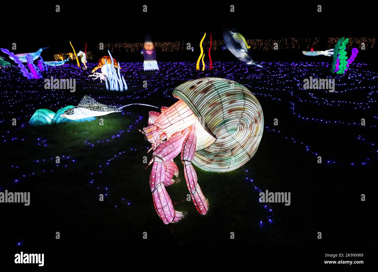 Paris, France. 26th octobre 2022. Des sculptures illuminées sont photographiées lors d'une visite médiatique d'un festival de lumière au zoo de Thoiry près de Paris, France, le 26 octobre 2022. Le festival va commencer ici dimanche, exposant environ 2 000 sculptures illuminées. Credit: Gao Jing/Xinhua/Alamy Live News Banque D'Images