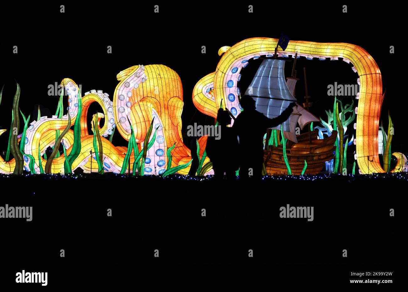 Paris, France. 26th octobre 2022. Les visiteurs peuvent admirer des sculptures illuminées lors d'une visite médiatique d'un festival de lumière au zoo de Thoiry près de Paris, France, le 26 octobre 2022. Le festival va commencer ici dimanche, exposant environ 2 000 sculptures illuminées. Credit: Gao Jing/Xinhua/Alamy Live News Banque D'Images