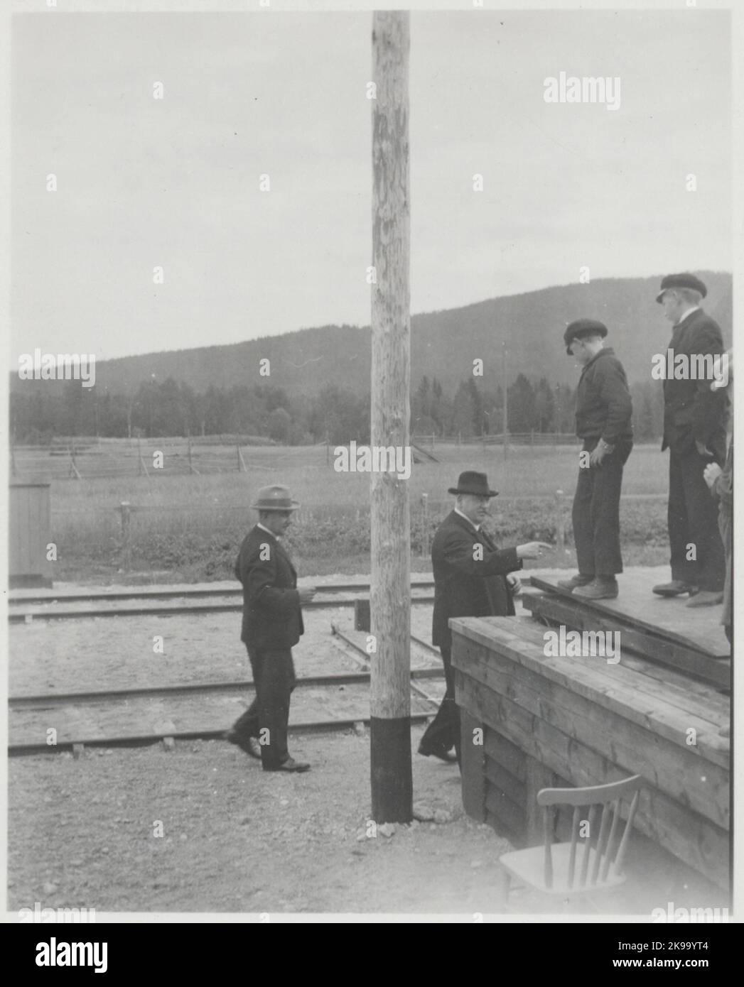 Le directeur général des chemins de fer d'État Axel Granholm présente le quai de cargaison à Äppelbo pour le ministre des Communications Henning Leo. Banque D'Images