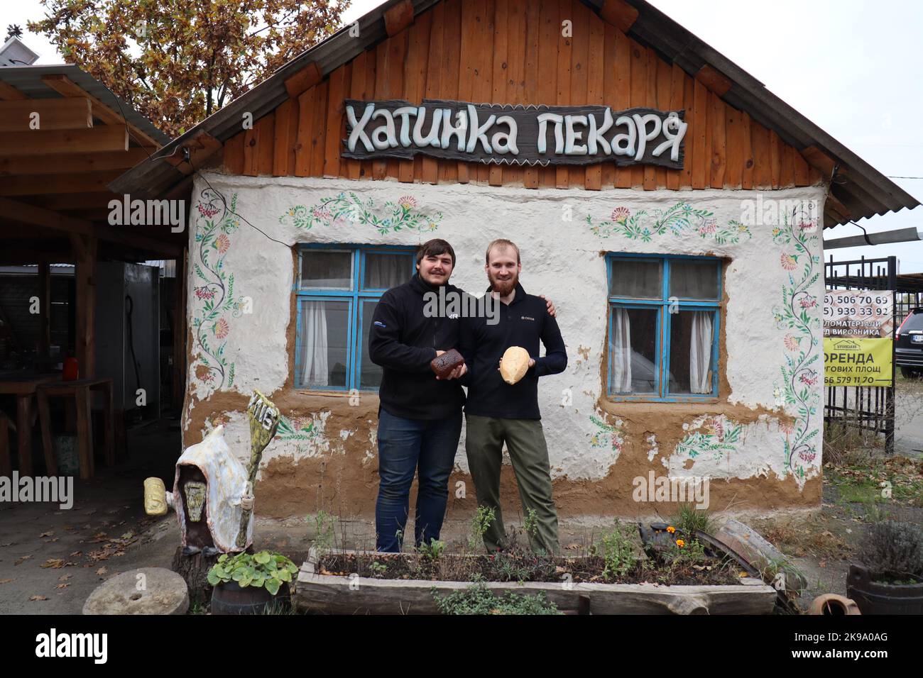 Butscha, Ukraine. 21st octobre 2022. Les boulangers Yaroslav Burkiwskyy (l) et Viktor Kovalchuk se tiennent devant leur boulangerie dans la petite ville ukrainienne de Butscha. Peu d'endroits en Ukraine sont devenus autant un symbole de la brutalité de la guerre d'agression de la Russie que Butscha. Plus d'un demi-an après le retrait des forces d'occupation, les résidents reprennent leur vie quotidienne. Pour beaucoup, cependant, la guerre est loin d'être terminée. Credit: Hannah Wagner/dpa/Alay Live News Banque D'Images