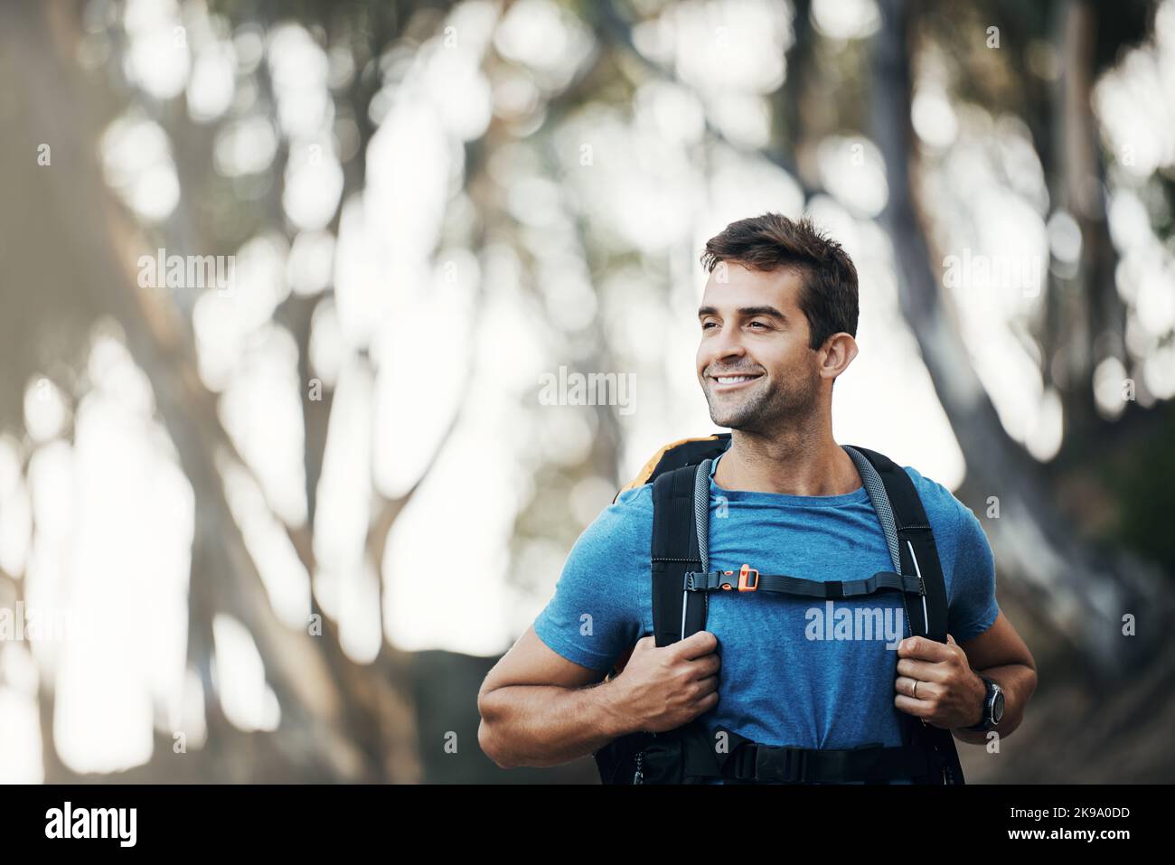 Pas trop loin pour y aller maintenant. Un jeune homme insouciant qui va faire une randonnée dans une montagne à l'extérieur pendant la journée. Banque D'Images