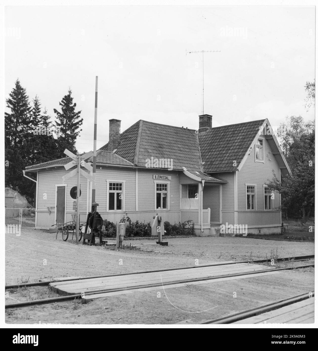 Björkedals Station photo du groupe fermé Sandbäckshult-Fagerhutttrafiken fermé le 1/9-1959. Site debout construit en 1912. Maison de station d'un étage en bois, construite à un angle Banque D'Images