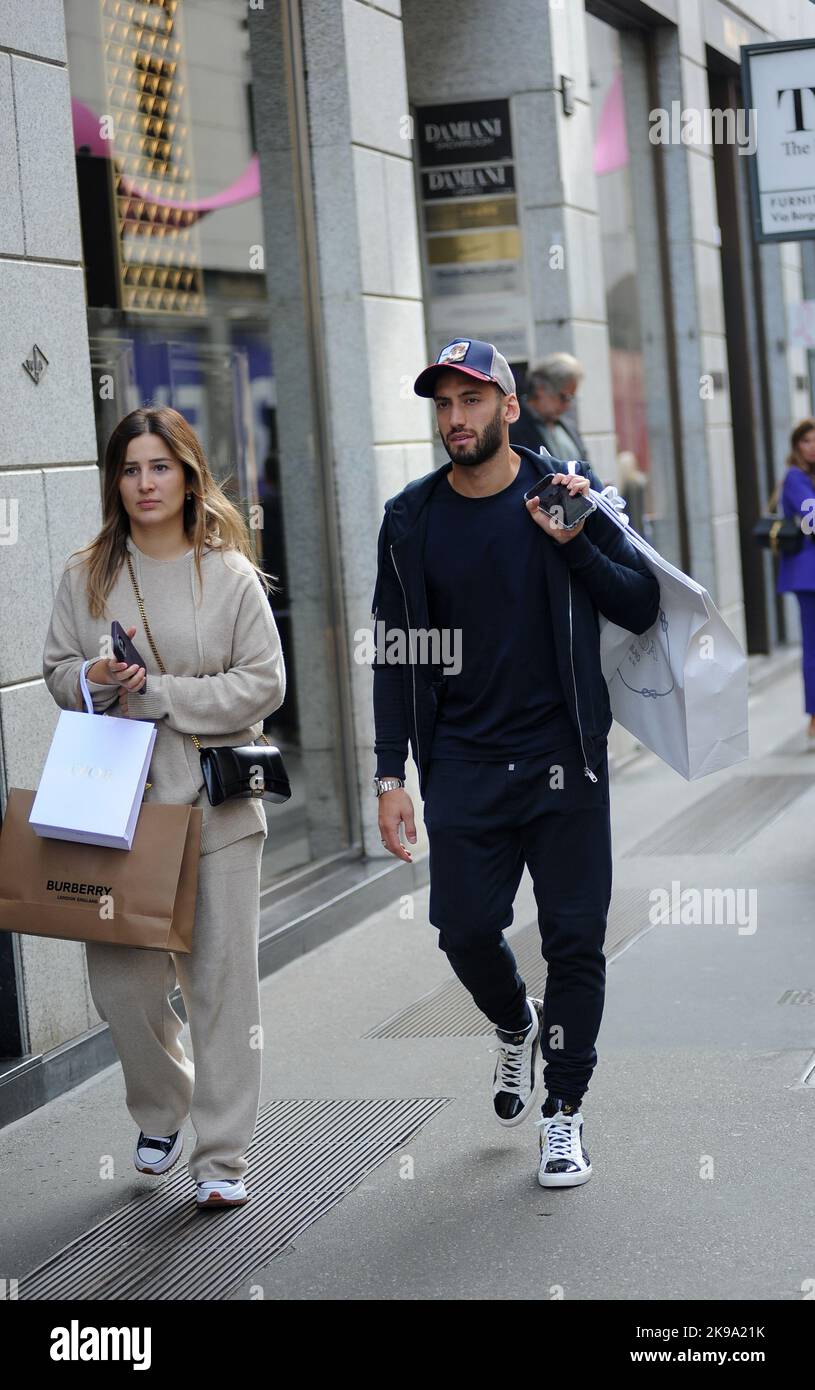 Milan, . 25th octobre 2022. Milan, 25-10-2022 Hakam Calhanoglu, turc de nationalité allemande, joueur d'INTER et de l'équipe nationale de TURQUIE, arrive dans le centre avec sa femme SINEM pour faire du shopping, puis entre une photo souvenir et l'autre avec les fans d'Inter ils entrent dans un café pour une collation rapide. Crédit : Agence photo indépendante/Alamy Live News Banque D'Images