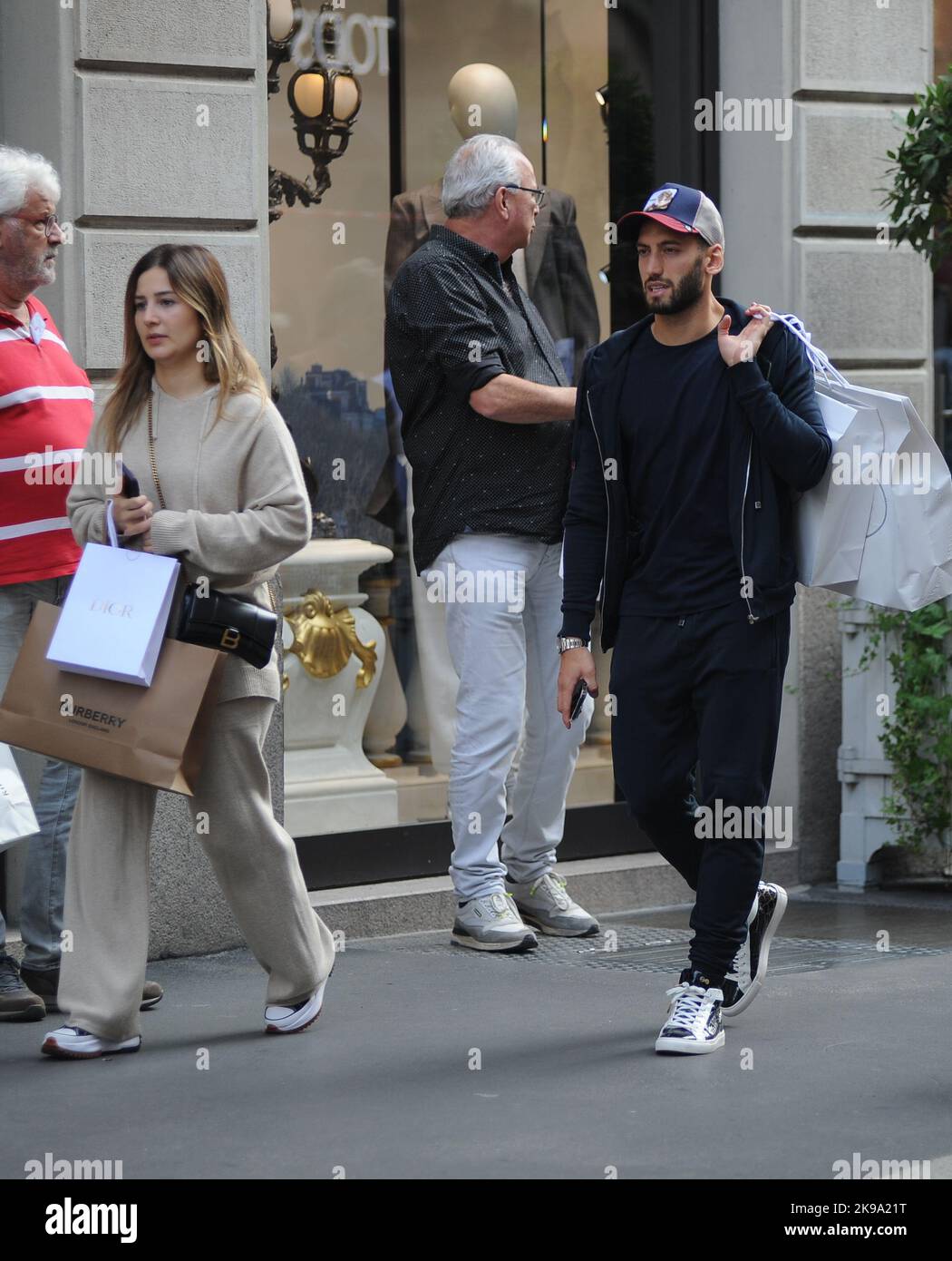 Milan, . 25th octobre 2022. Milan, 25-10-2022 Hakam Calhanoglu, turc de nationalité allemande, joueur d'INTER et de l'équipe nationale de TURQUIE, arrive dans le centre avec sa femme SINEM pour faire du shopping, puis entre une photo souvenir et l'autre avec les fans d'Inter ils entrent dans un café pour une collation rapide. Crédit : Agence photo indépendante/Alamy Live News Banque D'Images