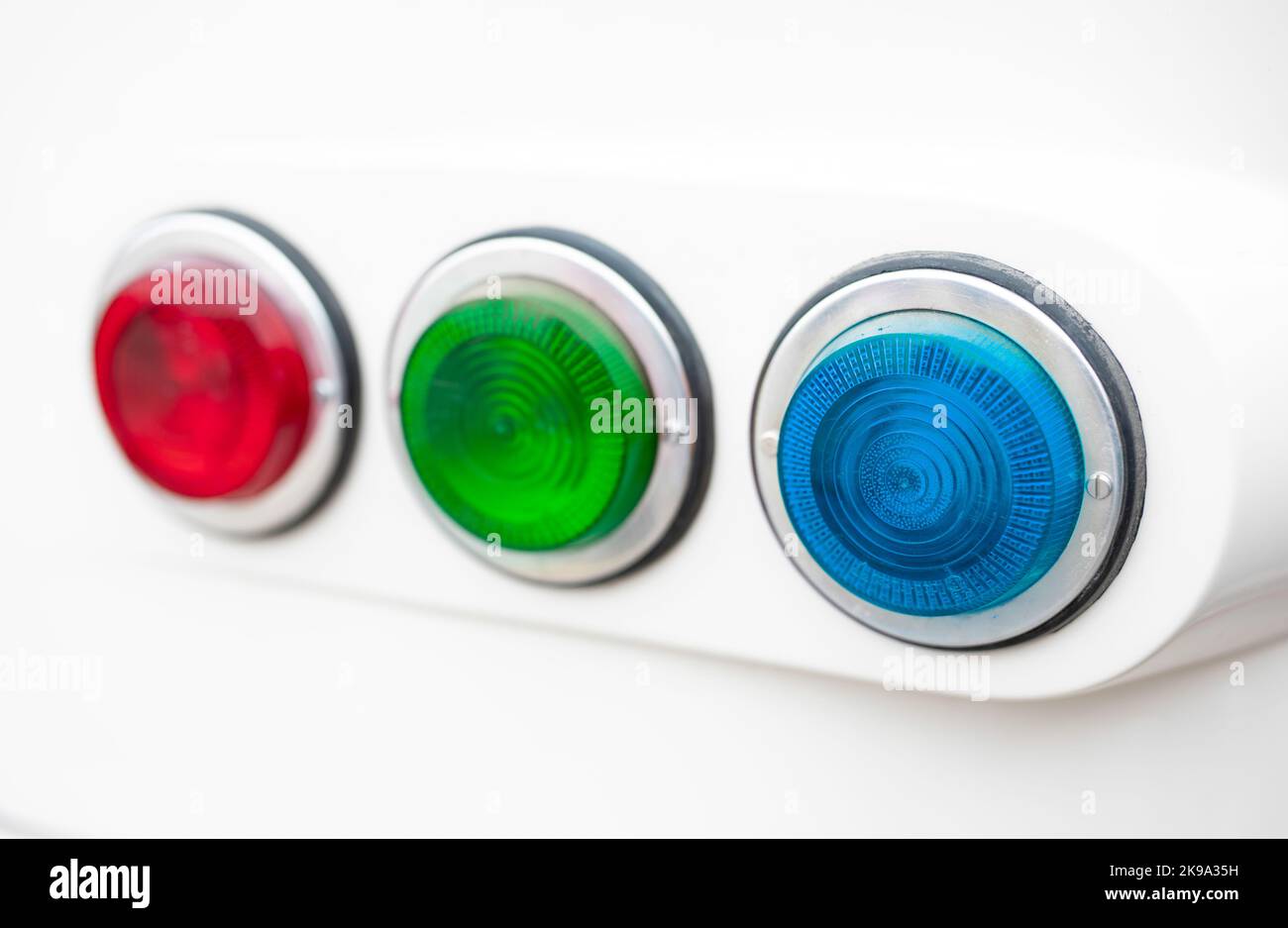 Les clignotants de style rétro s'allument en rouge bleu et vert rvb Banque D'Images