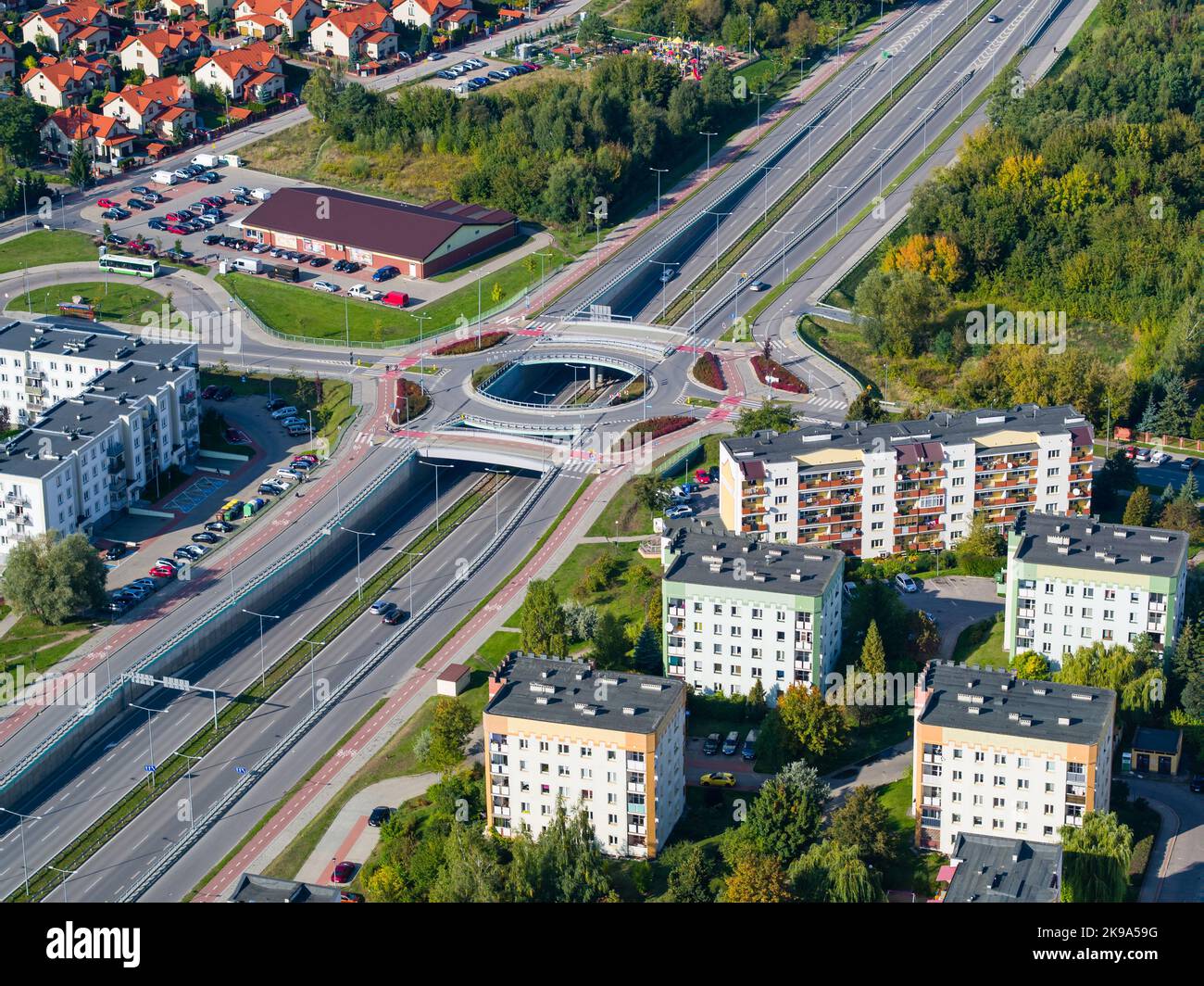 Une intersection à plusieurs niveaux sur le périphérique de la ville, paysage aérien Banque D'Images