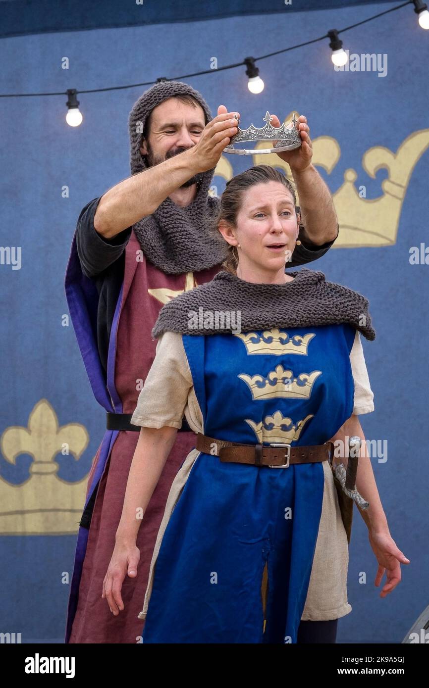 Le roi Arthur a joué par The Last Baguette une compagnie de théâtre de tournée qui a joué à Newquay Orchard dans Cornwall, au Royaume-Uni. Banque D'Images