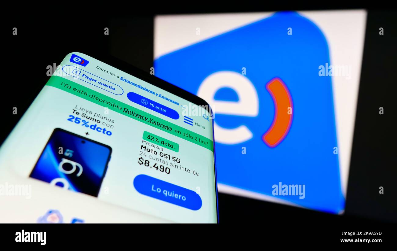 Smartphone avec page web de la société de télécommunications Entel Chili sur écran devant le logo de l'entreprise. Faites la mise au point dans le coin supérieur gauche de l'écran du téléphone. Banque D'Images Smartphone avec page web de la société de télécommunications Entel Chili sur écran devant le logo de l'entreprise. Faites la mise au point dans le coin supérieur gauche de l'écran du téléphone. Banque D'Images