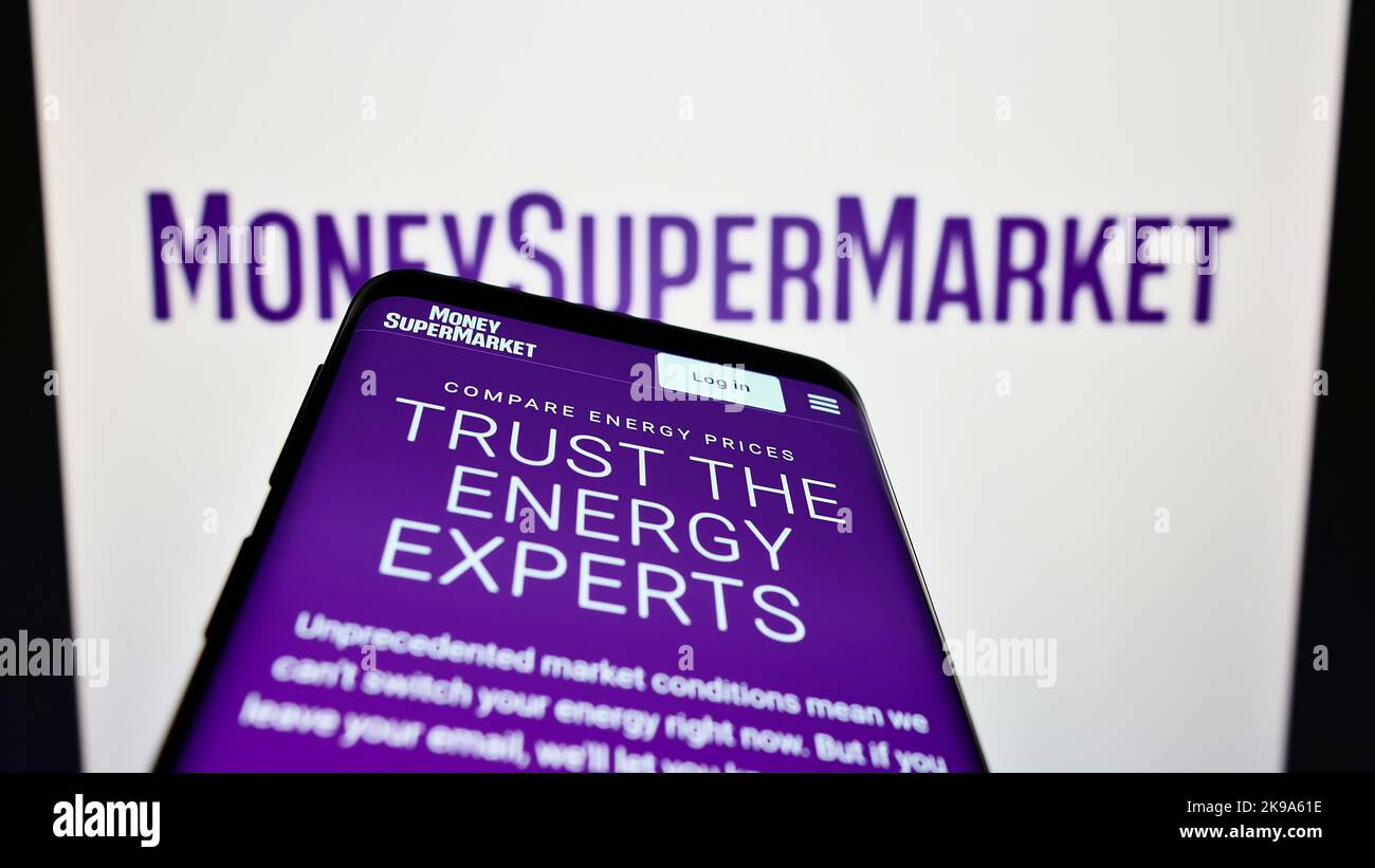 Téléphone mobile avec page web de la société britannique Moneysupermarket.com Group PLC à l'écran devant le logo. Faites la mise au point dans le coin supérieur gauche de l'écran du téléphone. Banque D'Images